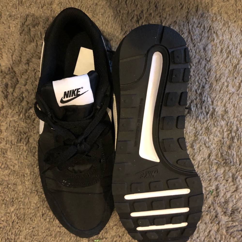 Nike Youth Size 6, like new wore a couple times, excellent condition - Picture 3 of 7